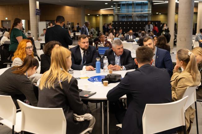 Delegates from Ukraine consult informally