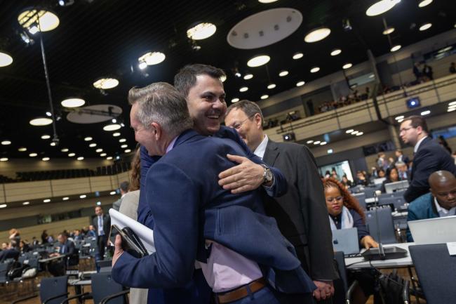COP 31 President-Designate Murat Kurum, Türkiye, greets COP 31 President-Designate of Negotiations Chris Bowen, Australia