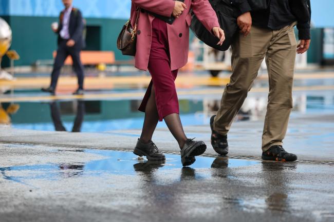  In the rain 