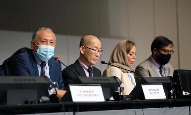 From L-R: Abdalah Mokssit, IPCC Secretary; IPCC Chair Hoesung Lee; Malak Al Nory, Saudi Arabia; and Farhan Akhtar, US